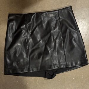 NEVER BEEN WORN Abercrombie & Fitch Black Faux Leather Mini Skirt